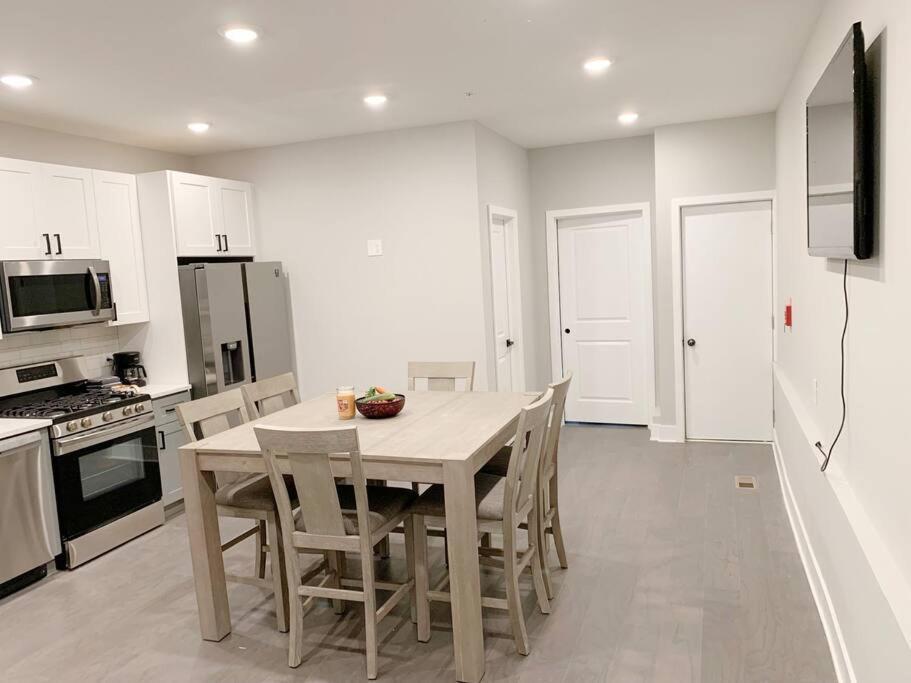 Modern 3 Bedroom 2 Ba With Patio Philadelphia Bagian luar foto