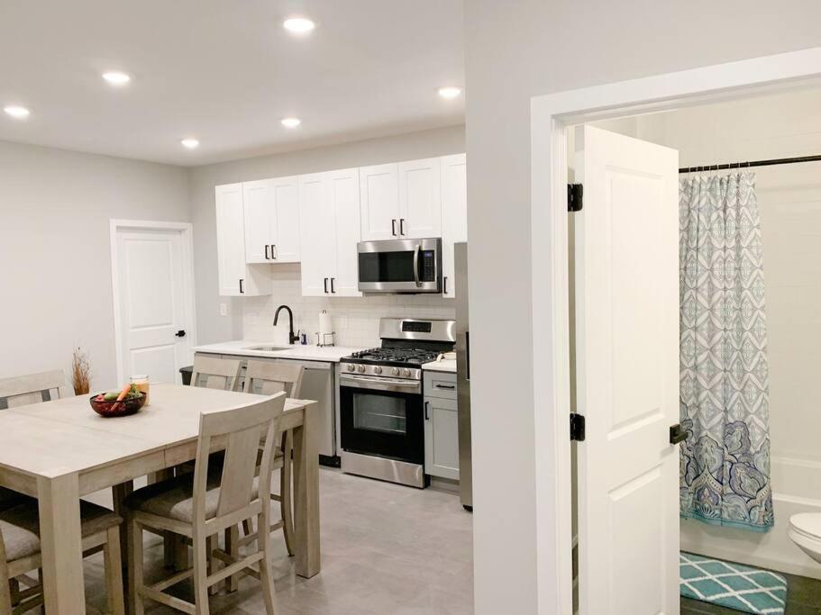 Modern 3 Bedroom 2 Ba With Patio Philadelphia Bagian luar foto